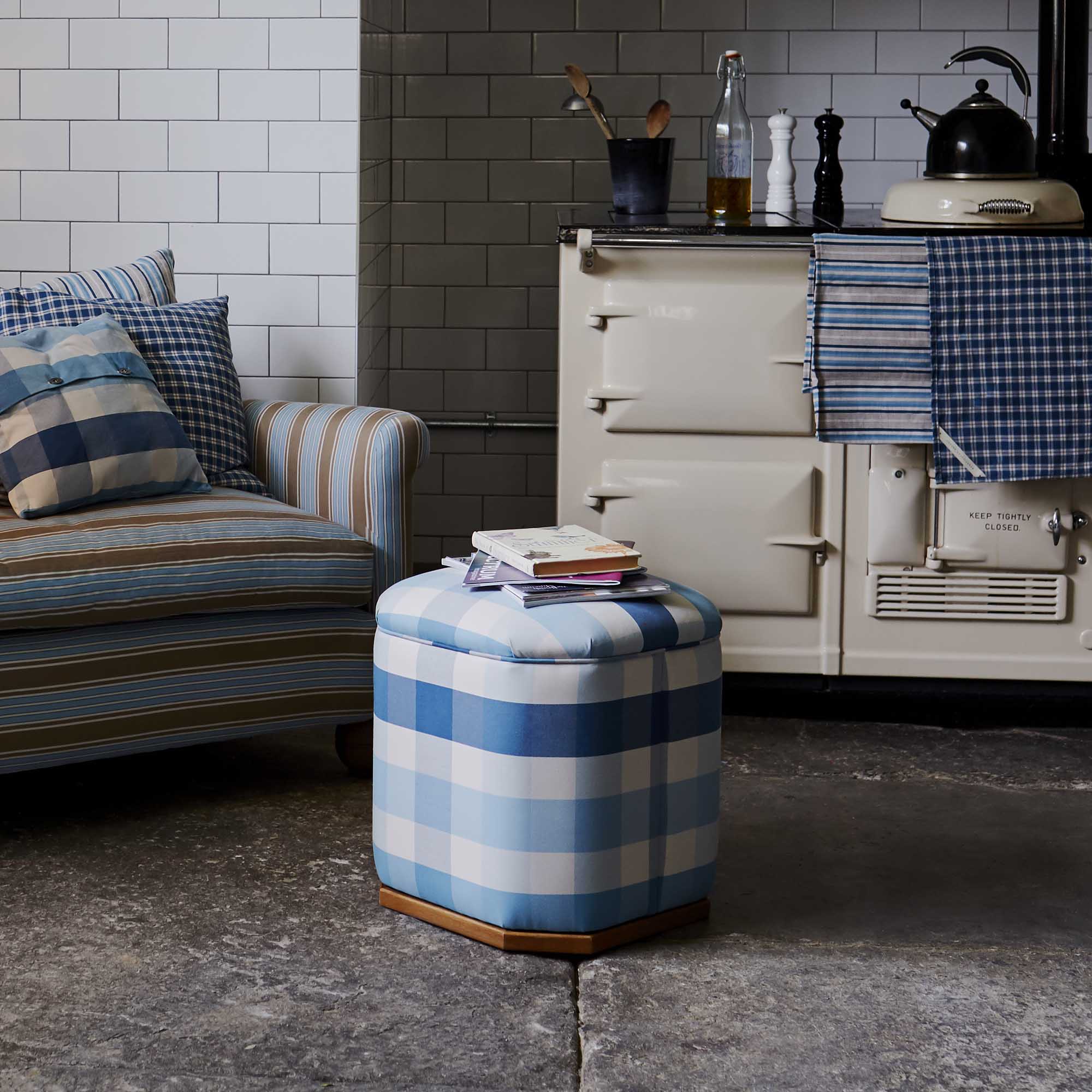 Thither Hexagonal Ottoman in Laidback Linen Roseberry - Image 7